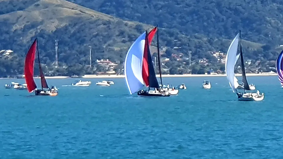 Regata SIVI 2026 com veleiros competindo nas águas de Ilhabela próximo ao Hotel Itapemar